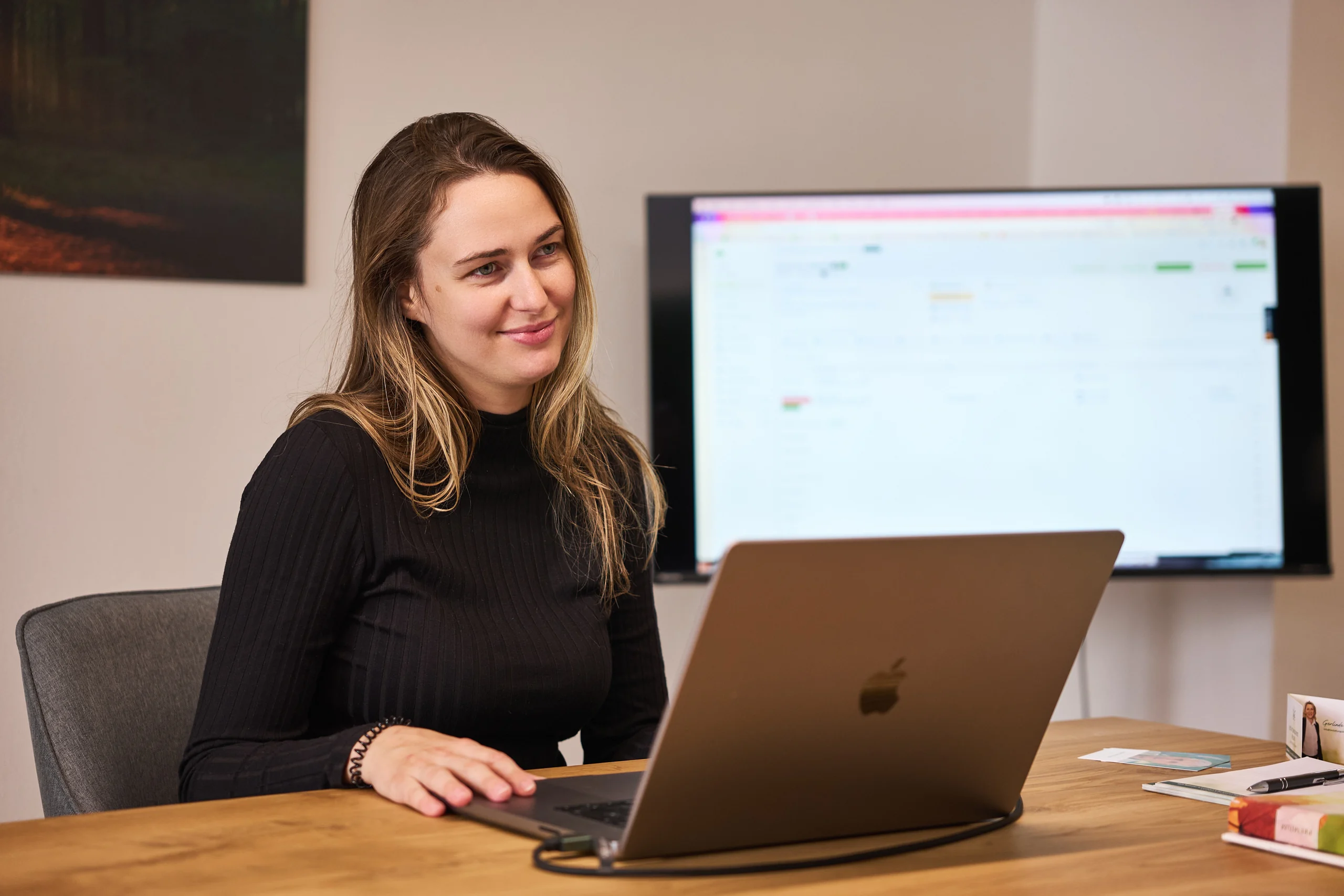 Eva Reichwein im Beratungsgespr&auml;ch am Laptop &ndash; Landshuter Bestattungsdienst