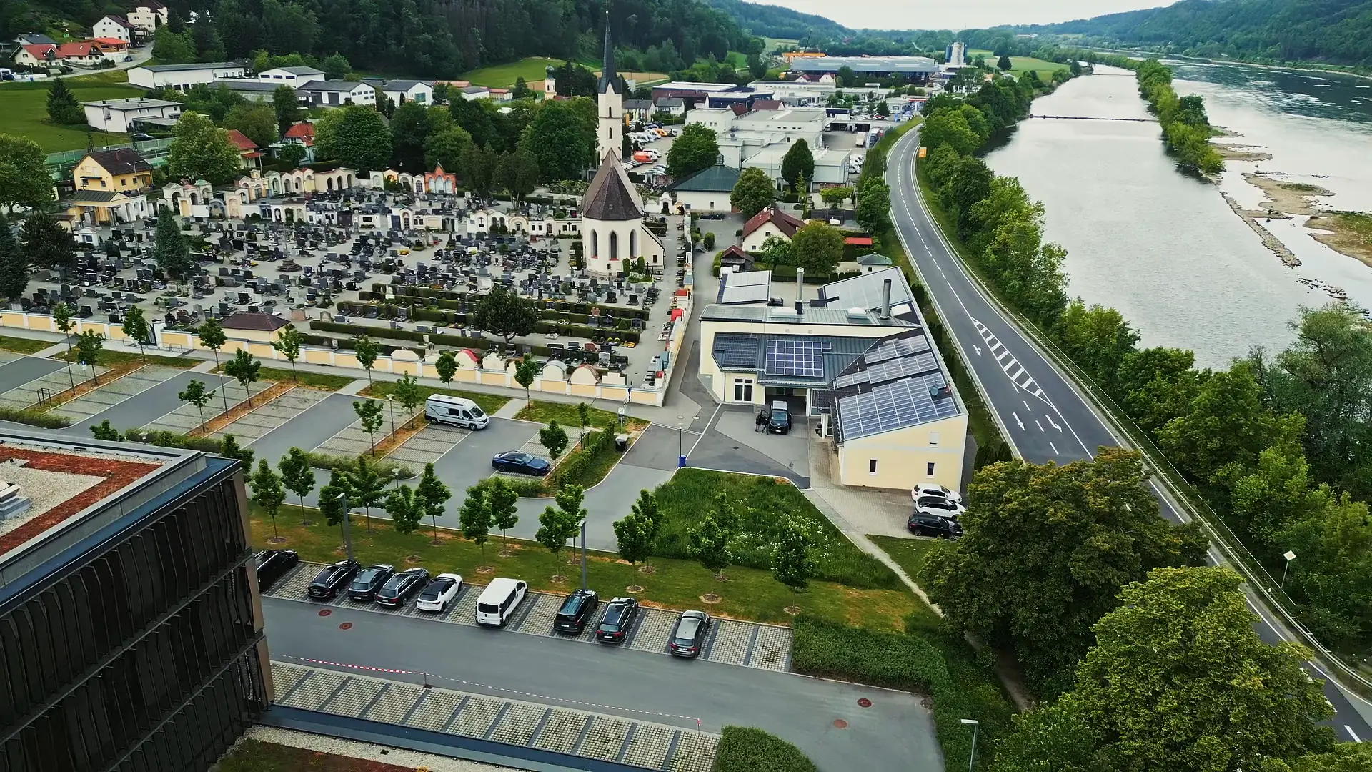 Drohnenaufnahme: Krematorium und Friedhof Vilshofen an der Donau