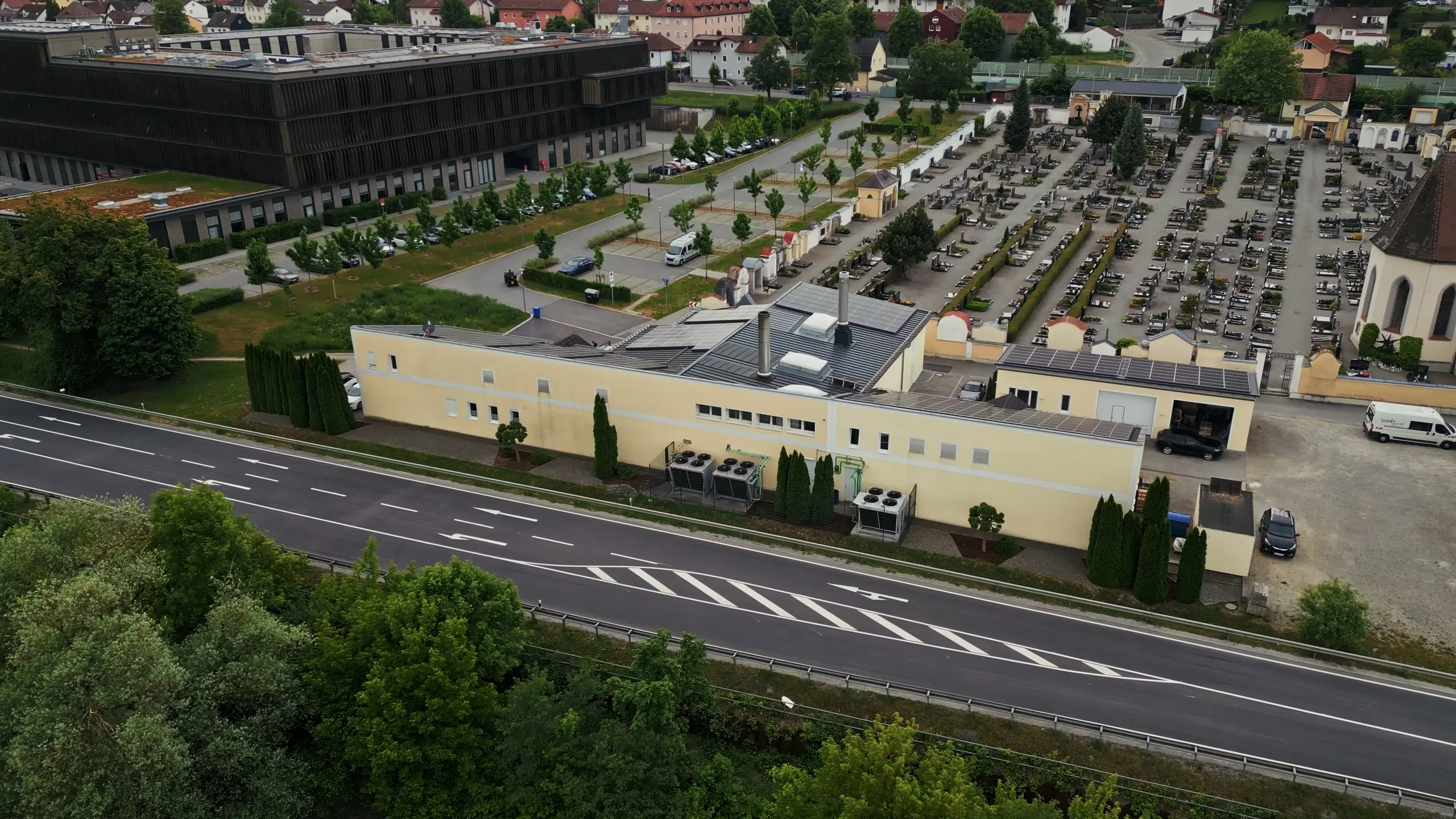 Gebäude des Krematoriums Vilshofen von oben