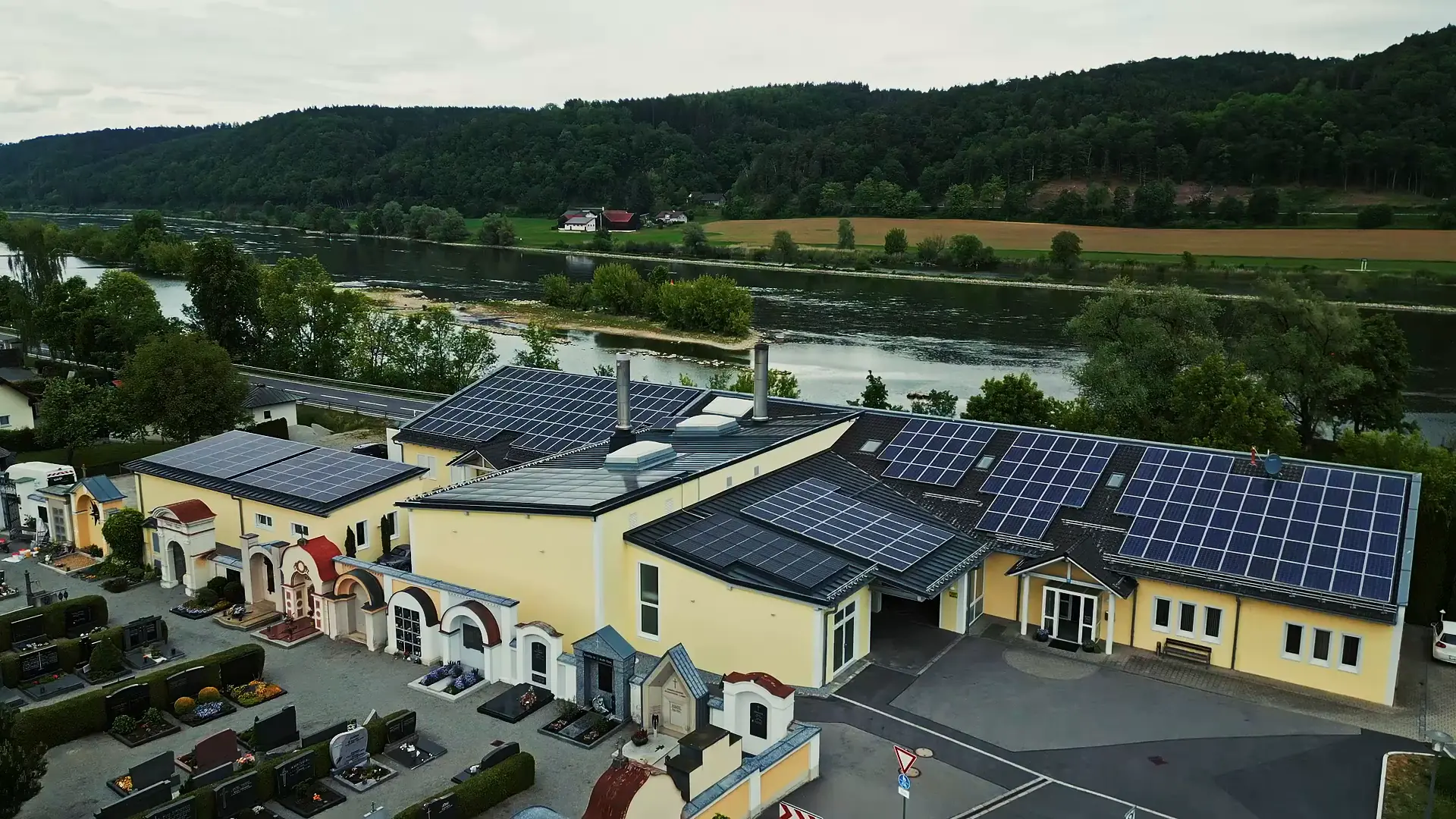 Luftaufnahme des Krematoriums Vilshofen an der Donau mit Friedhof