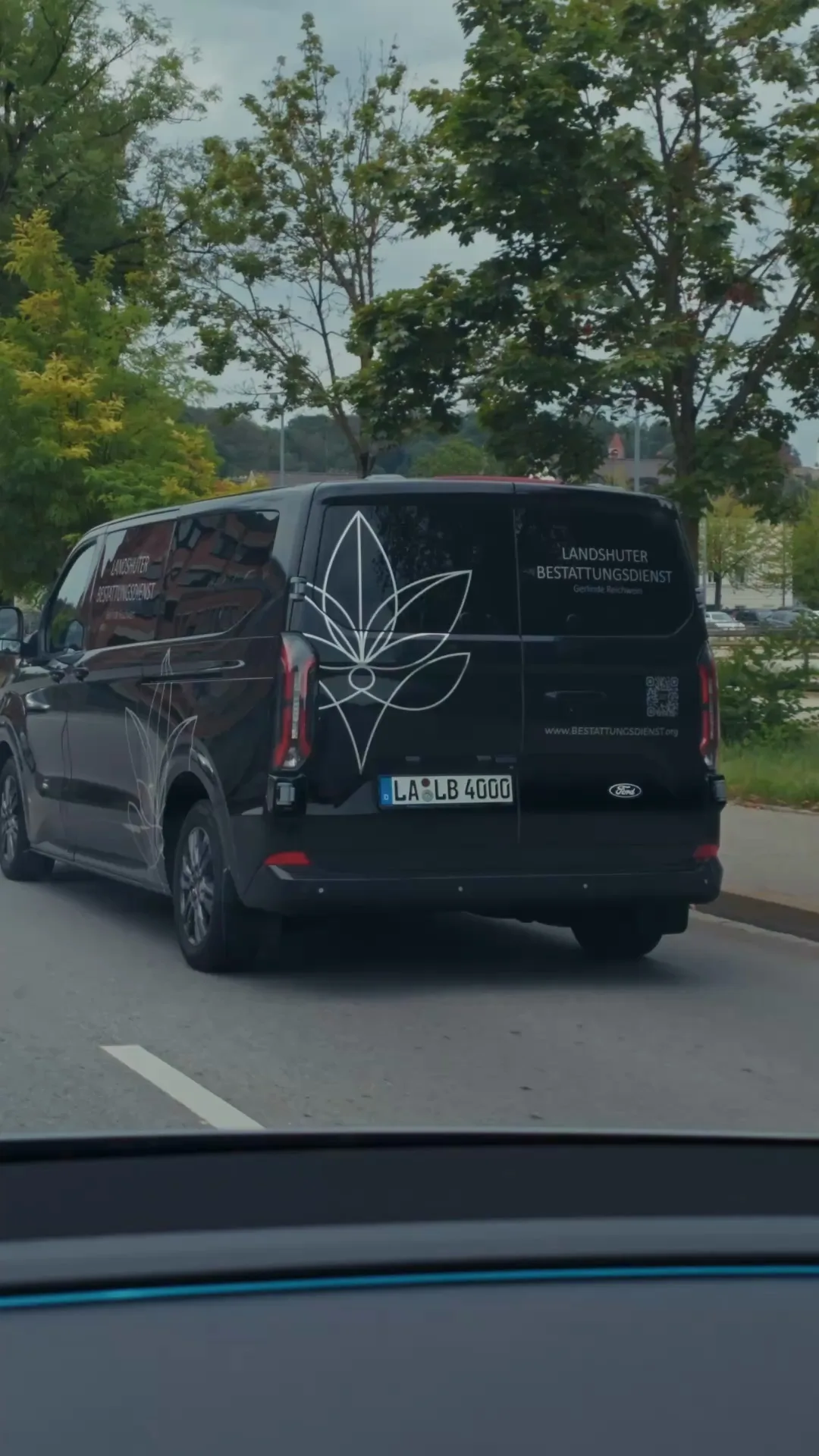 Bestattungswagen des Landshuter Bestattungsdiensts bei einer Überführung