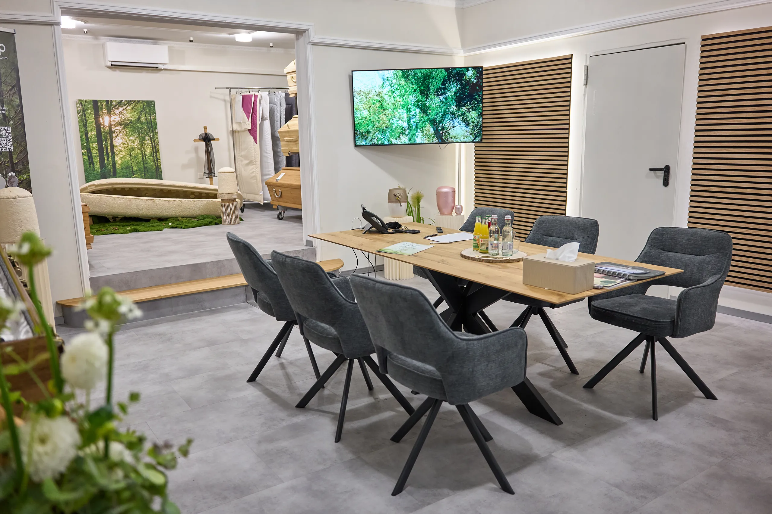 Übersicht über den Showroom in Landshut mit Beratungsplatz, Särgen und Urnen