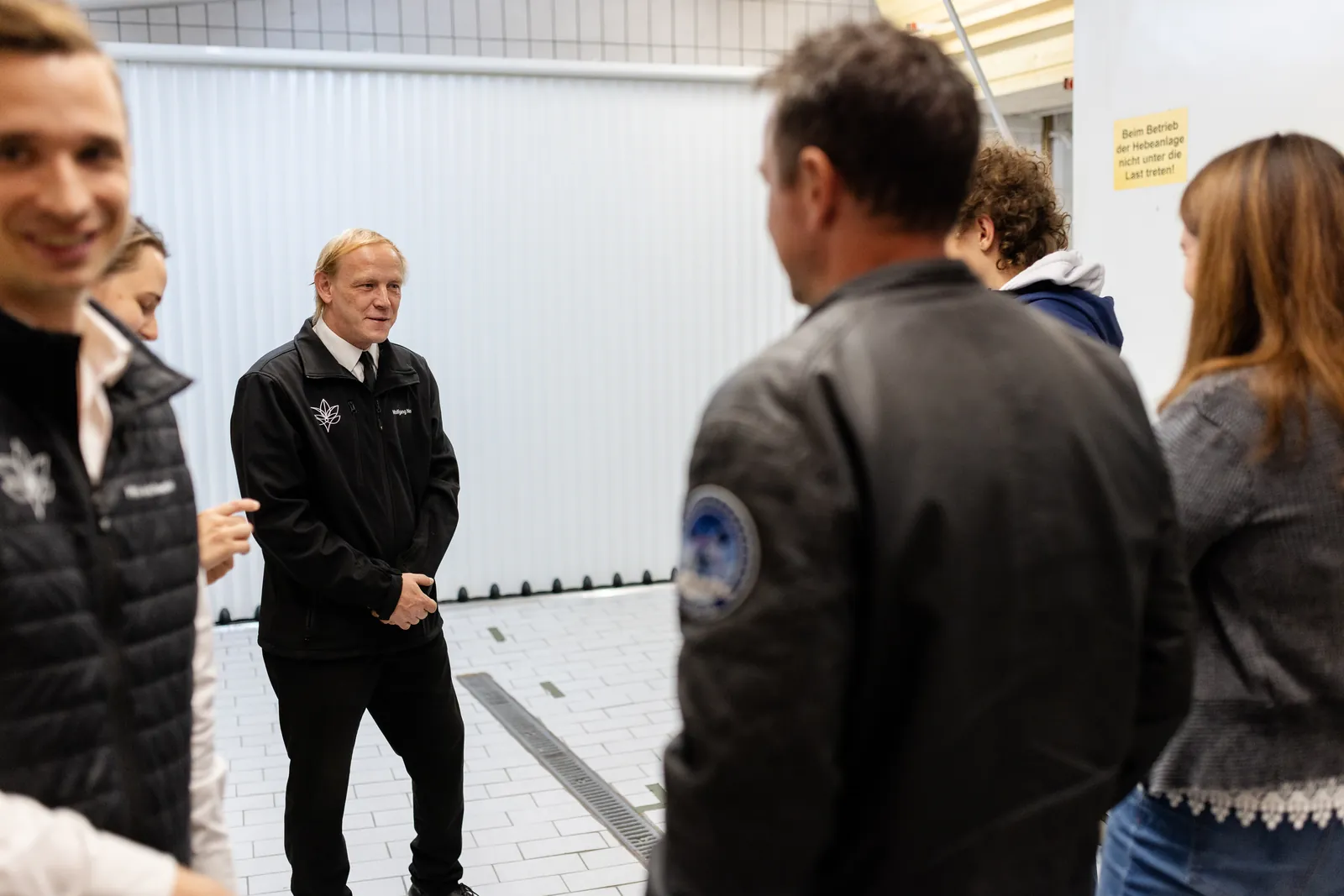 Wolfgang Neu präsentiert Besuchern den Betrieb des Landshuter Bestattungsdiensts