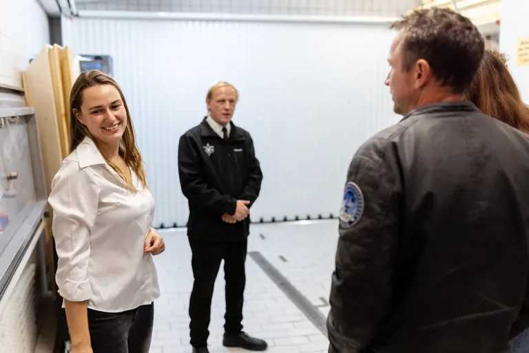 Wolfgang Neu und Eva Reichwein bei einer Betriebsf&uuml;hrung mit Besuchern